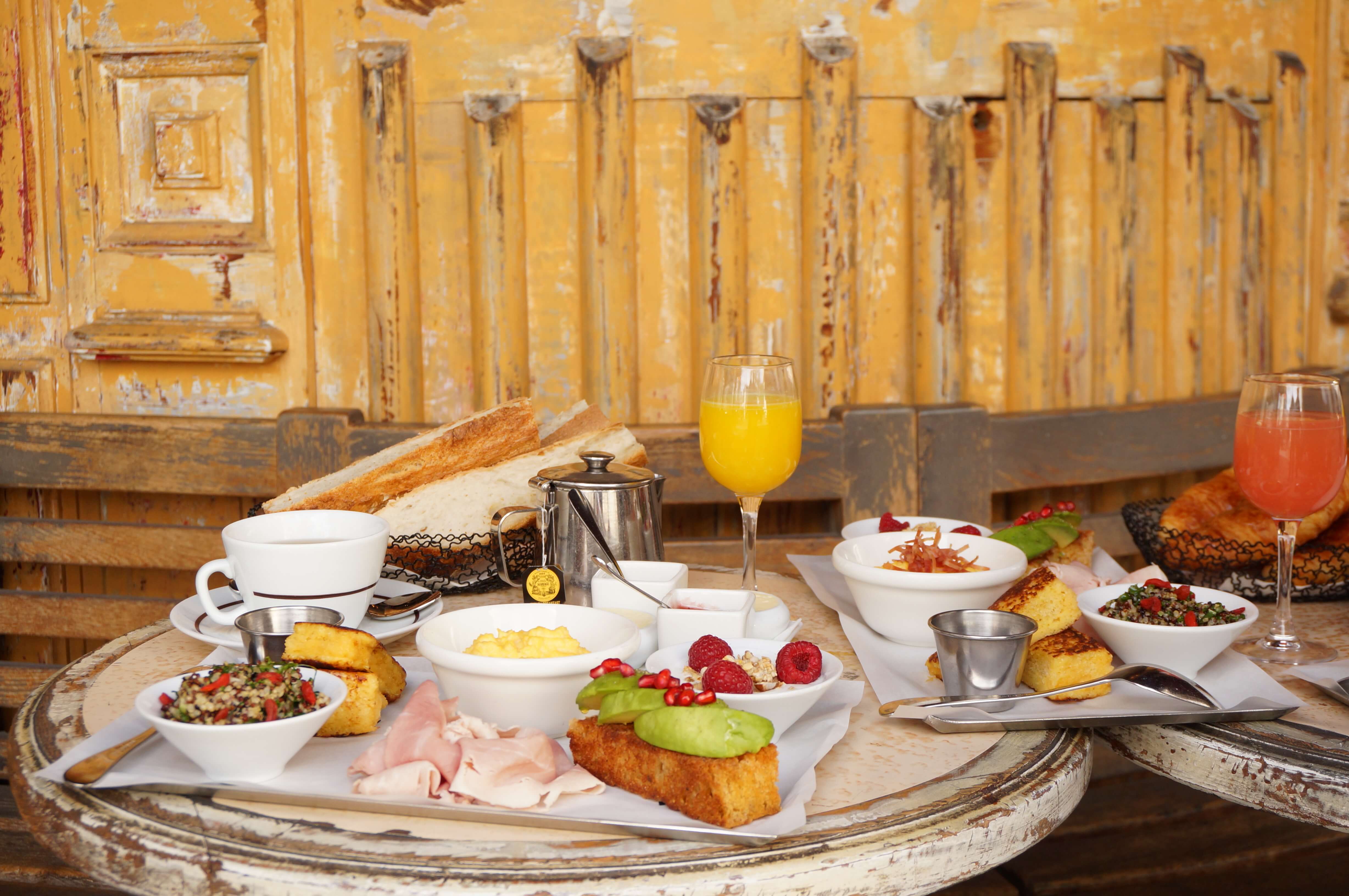 Brunch place de clichy, Paris