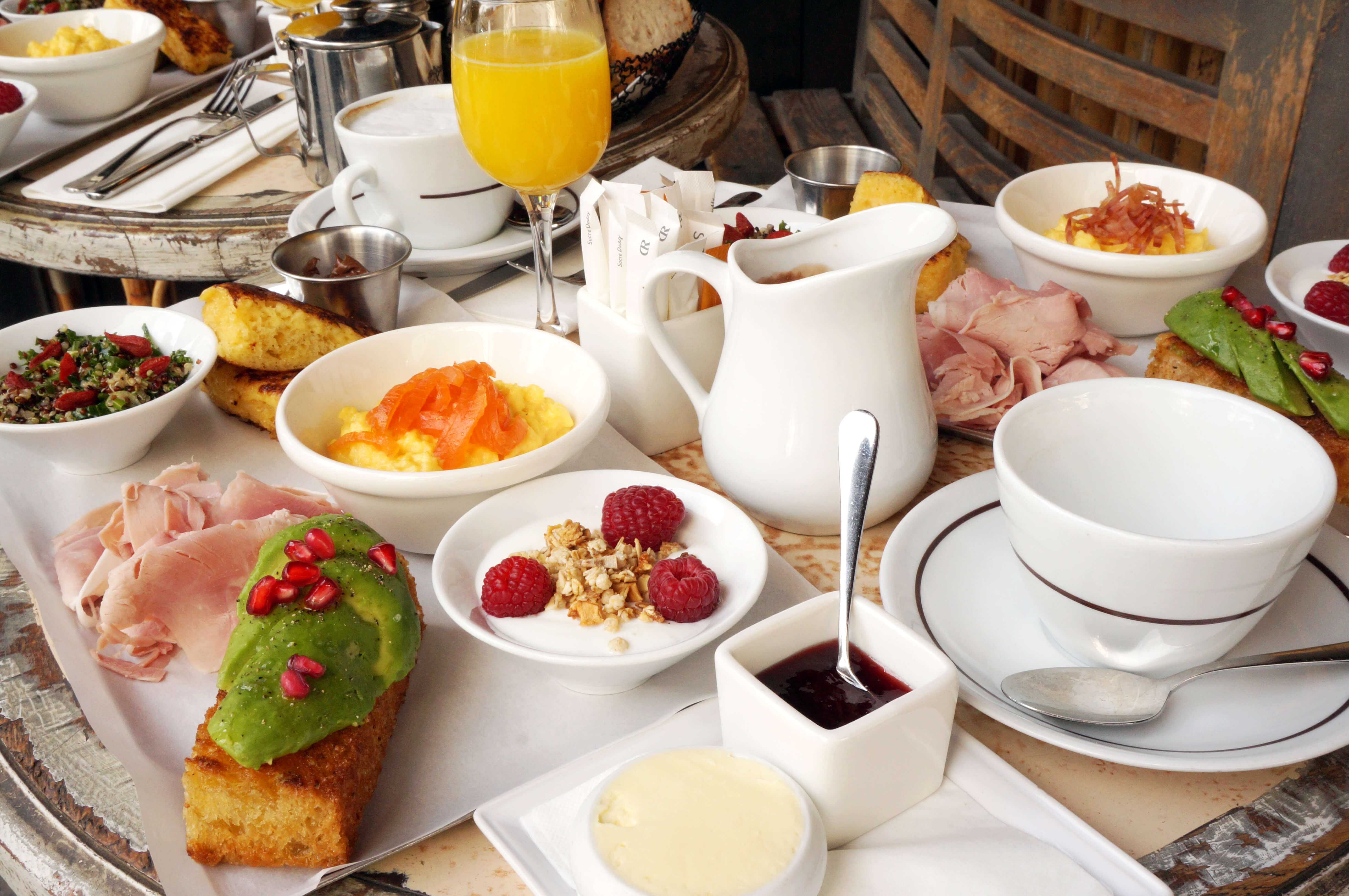 Brunch parisien avec assiettes variées, viennoiseries, tartines  et boissons à Paris 17